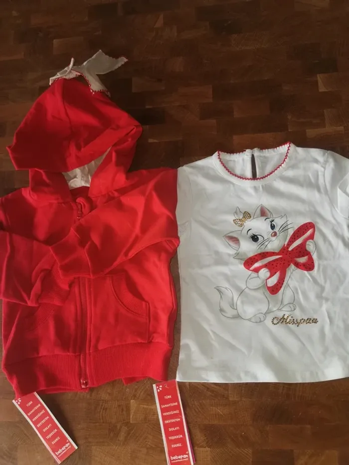 Ensemble veste rouge zip et tee shirt disney Marie. - photo numéro 11