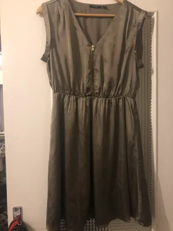 Robe satinée kaki