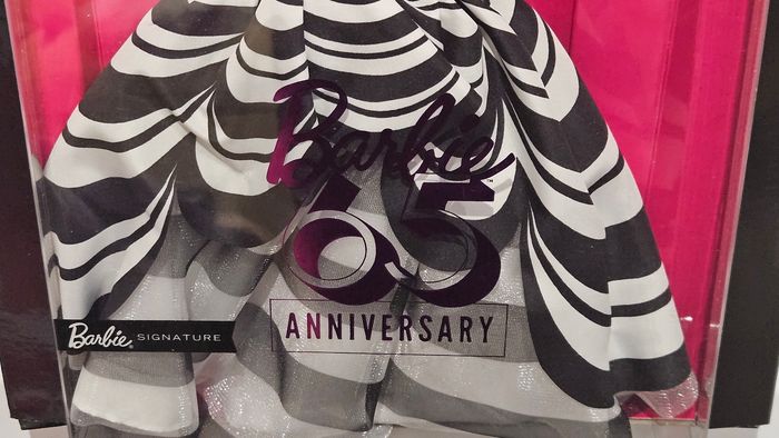 Poupée Barbie signature anniversaire 65 ans - photo numéro 5