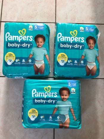 LOT DE 117 COUCHES PAMPERS BABY DRY TAILLE 5 NEUFS DANS L'EMBALLAGE