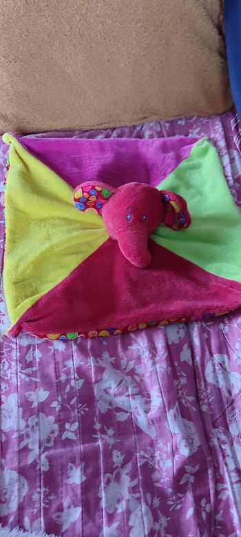 Doudou éléphant coloré