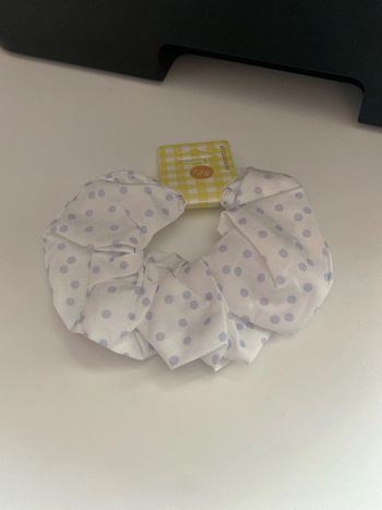 Chouchou blanc à pois bleu