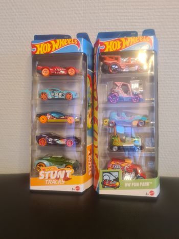 2 lots de voitures hot wheels NEUFS