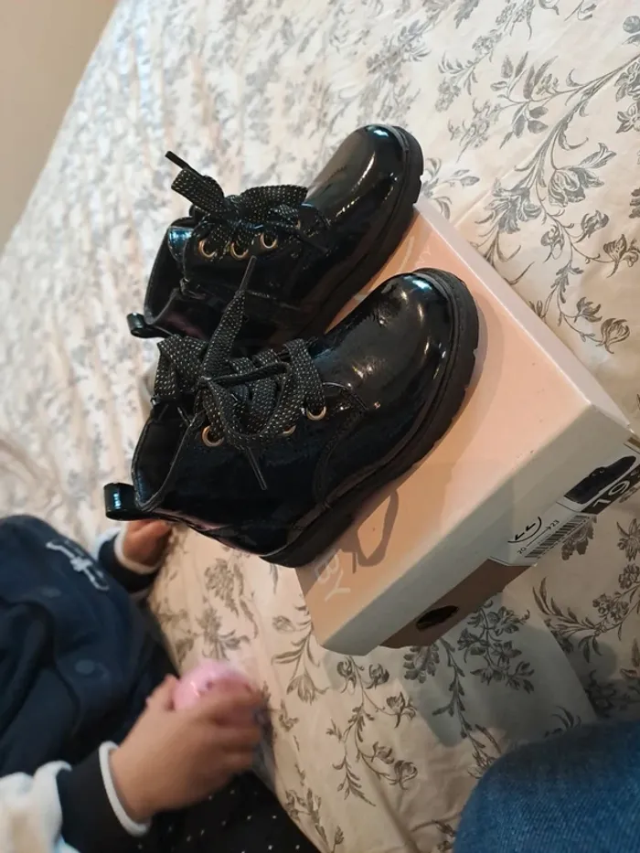 Bottines vernis noire pointure 22 - photo numéro 3