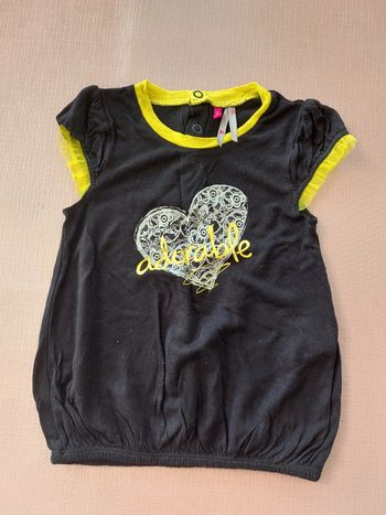 T-shirt noir et jaune