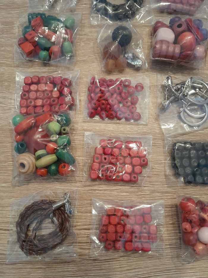 Lot de 40 sachets de perles et accessoires - photo numéro 7