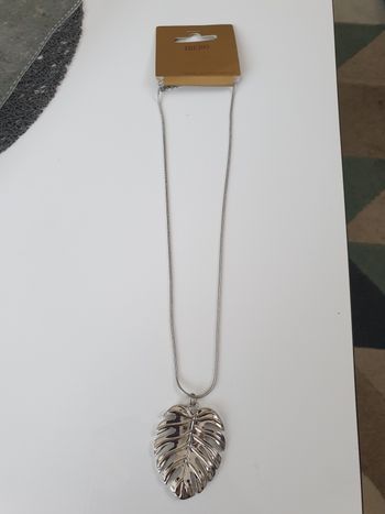 Collier feuille argenté