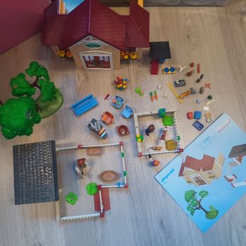 Playmobil 5529 clinique vétérinaire avec animaux et enclos manque 1table 1etagere 1journal et 1 dossier jaune
