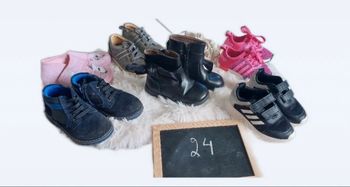 Lot de bottes, baskets et sandales