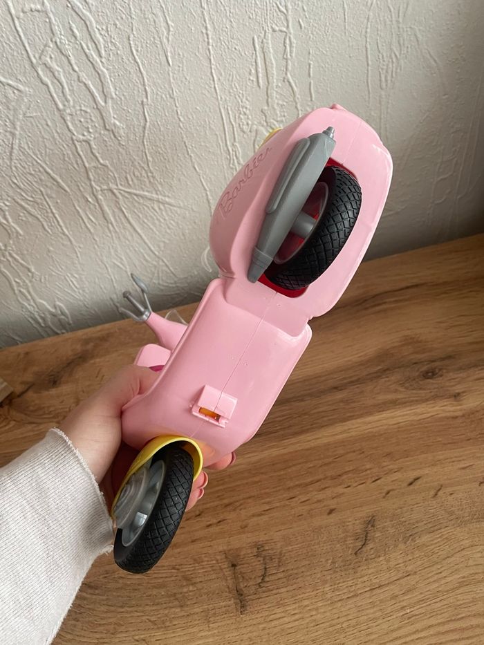 Scooter vespa barbie rose et jaune avec panier - photo numéro 5