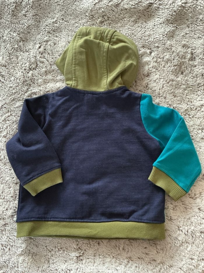 Veste à fermeture éclair bébé 6 mois. Du pareil au même - photo numéro 3