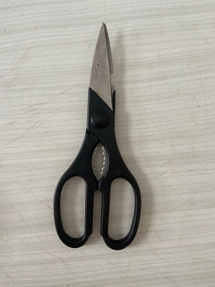 Paire de ciseaux noir - photo numéro 3