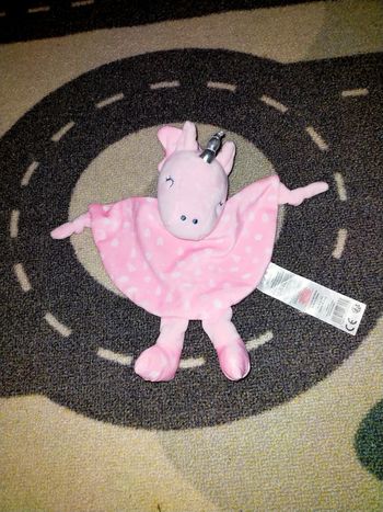 Doudou Licorne rose, petits motifs blancs corne argentée et petites ailes au dos grelot Tom & Kiddy