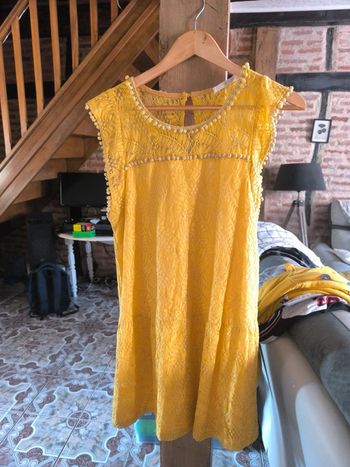 Robe mi-longue jaune avec pompoms