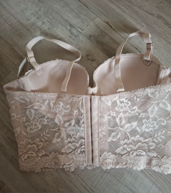 Bustier en dentelle fleurie - photo numéro 4