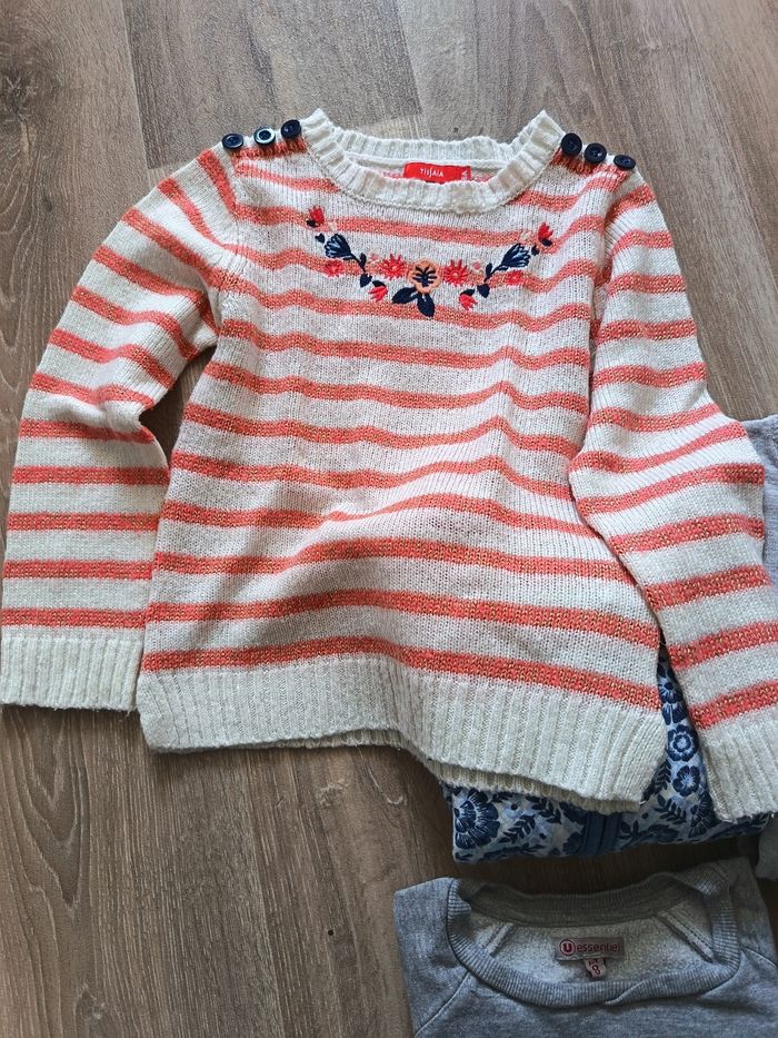 Lot de 3 pulls et une veste légère - photo numéro 2
