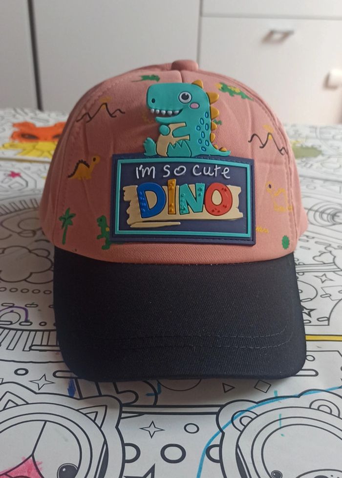 Casquette enfant 3-4 ans neuve Dinosaures coloris terracotta et noir