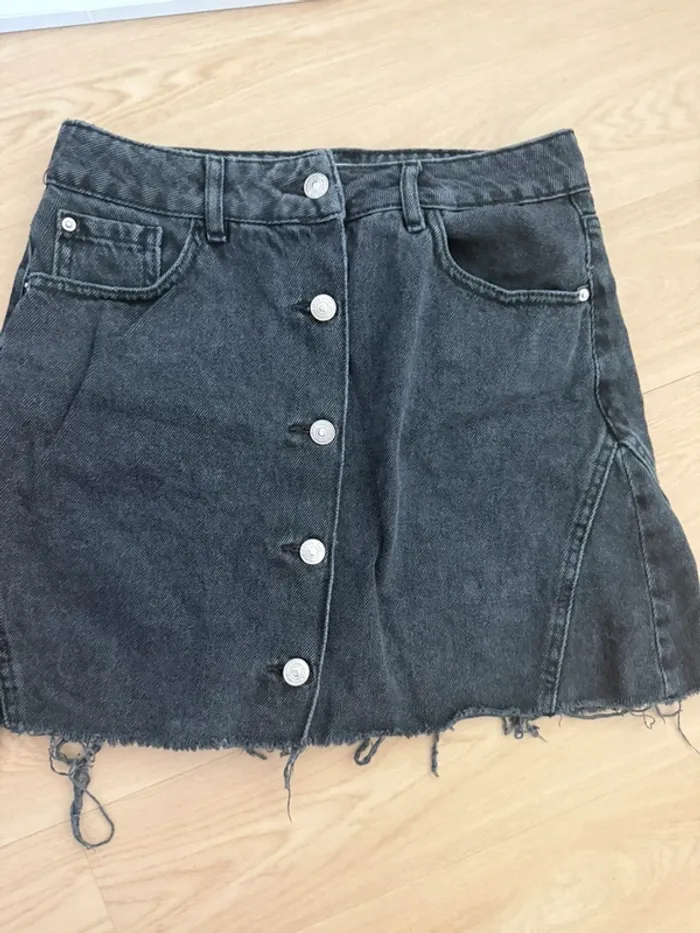Mini jupe en jean boutonnée noire Pimkie