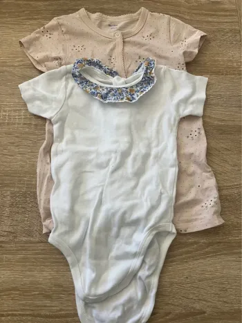 Lot de deux bodies en coton biologique manches courtes