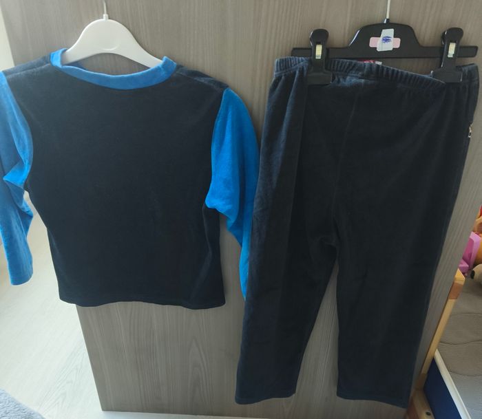 Pyjamas deux piècesCars Pyjamas deux pièces
🏁 Ensemble pyjama / tenue détente Cars – 4/5 ans 🏁 - photo numéro 9