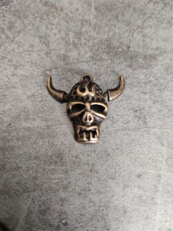 Pendentif fantaisie métal doré vieilli tête de mort Viking