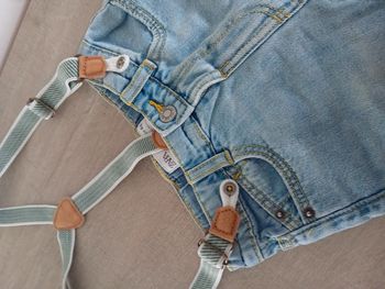 Short jean à bretelles