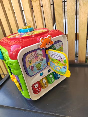 Cube d'activité vtech electronique qui s'allume et fait du bruit