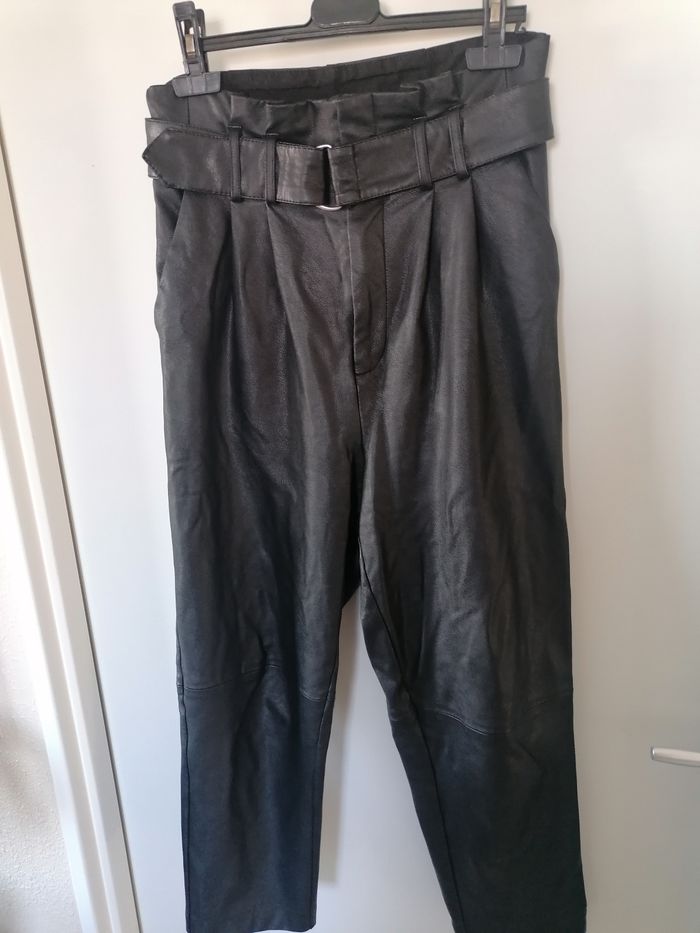 Pantalon noir en Similicuir Stradivarius taille 38 - photo numéro 4