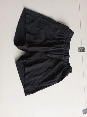 Short noir taille 32 avec poche arrière