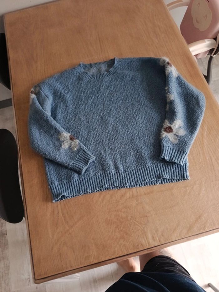 Pull bleu a fleurs