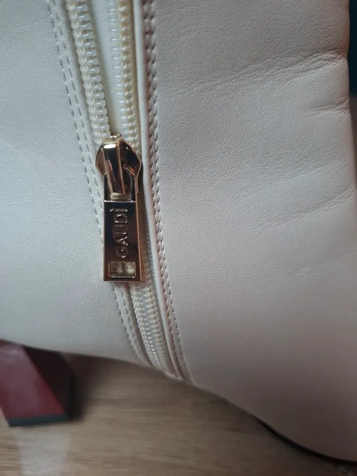 Bottines Gaudì blanches cuir – talon bordeaux – T.37 - photo numéro 7