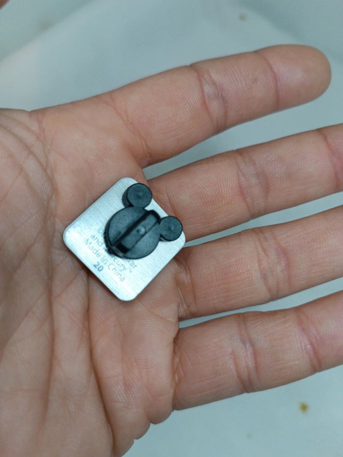 Pin's pins badge personnage Pixar cars figurine ami Friends flash McQueen - photo numéro 9