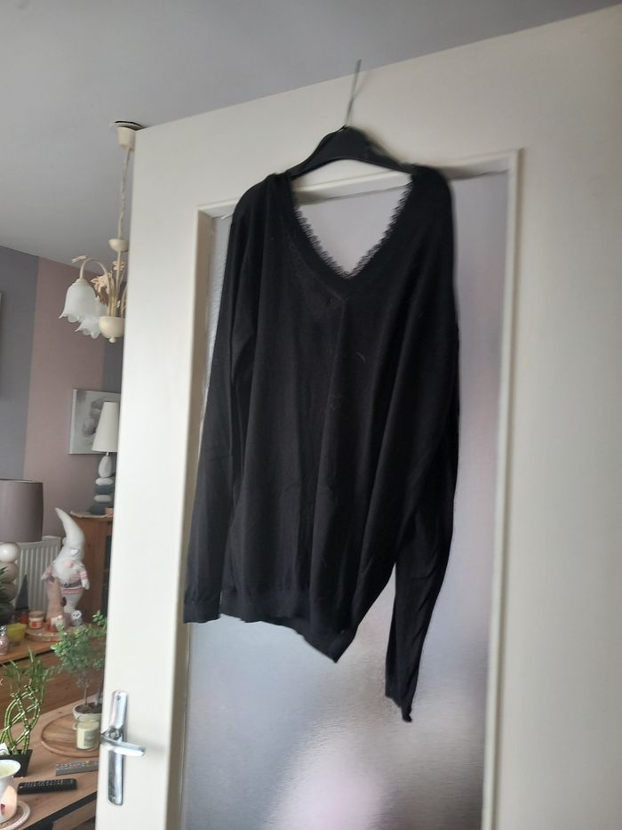 Pull en v avec dentelle - photo numéro 4