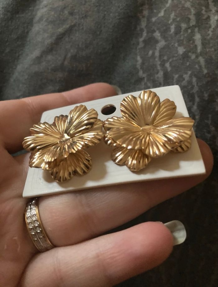 Boucles d’oreilles NEUVES pour femme forme de fleurs 🌼 couleur doré - photo numéro 3