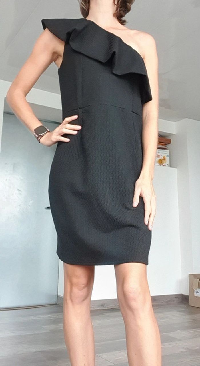 très belle robe etam taille 38 mais convient à un 36 en très bon état - photo numéro 2