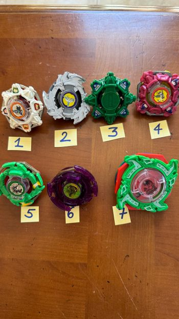 Divers toupies Beyblade à vendre