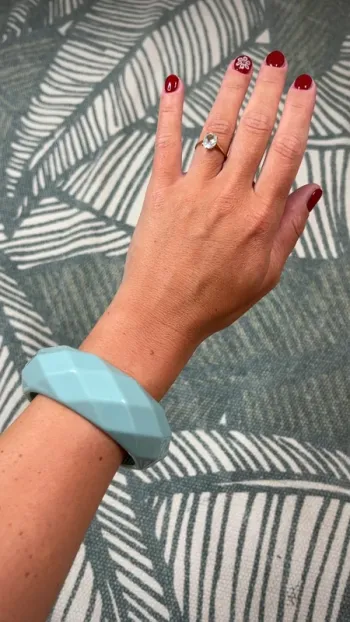 Bracelet rigide bleu pastel effet facetté - Neuf