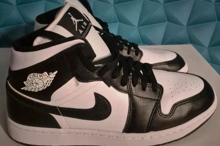 Nike Jordan 1 noir et blanc taille 44.5 - photo numéro 2