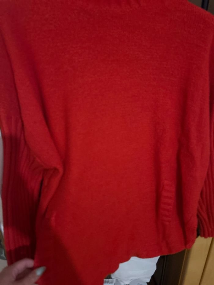 Pull de couleur rouge - photo numéro 3