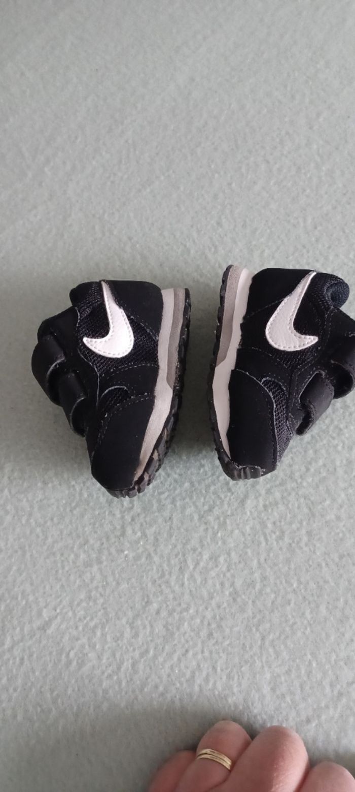 Très jolie petite paire de baskets bébé garçon Pointure 17 - photo numéro 2