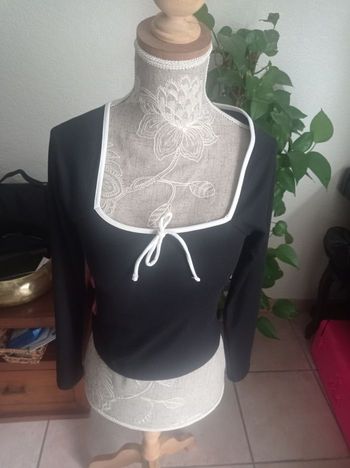 Tee shirt manches longues encolure carrée 