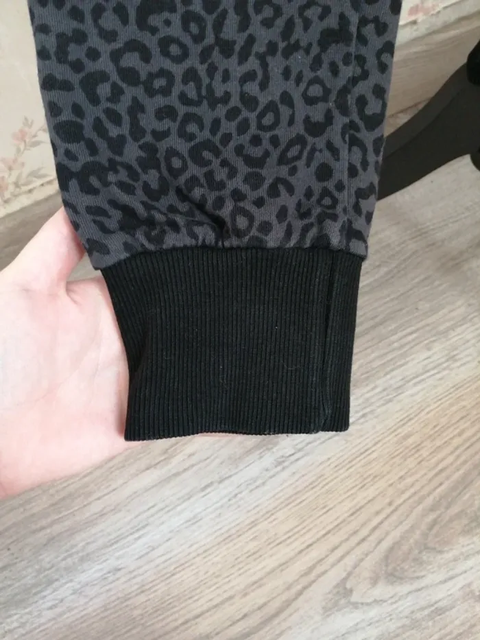 Pantalon jogging gris coupe loose à motifs léopard noir avec poches et lien  / sweet pants / (XS) - photo numéro 7