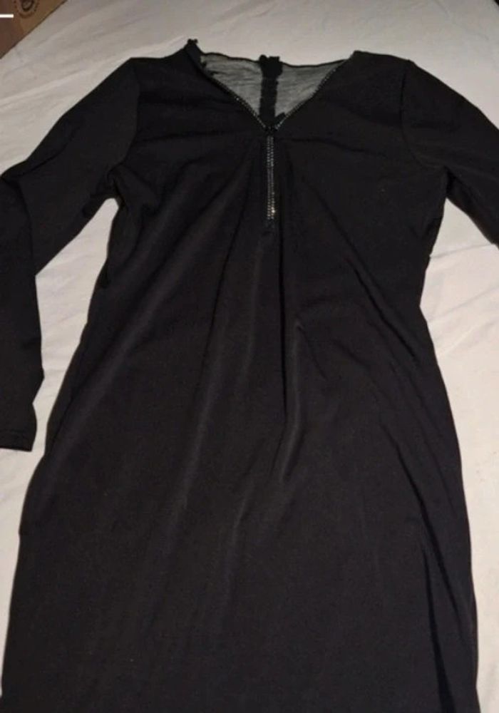 Robe noir dentelle derrière