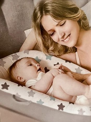 Nid de bébé, réducteur de lit pour bébé 100 % coton, dans son sac de rangement.