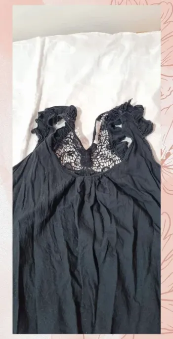 canottiera nera con merletto