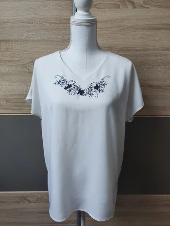 Blouse manches courtes .