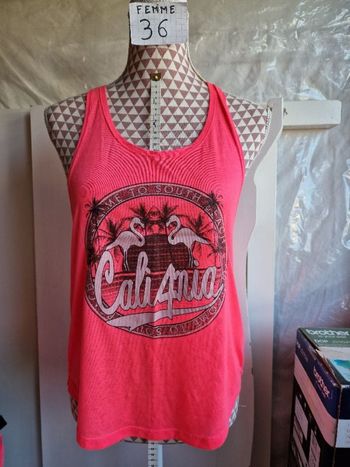Débardeur, rose fluo, à motif argenté, en très très bon état, longueur 58cm, marque Gemo =4€