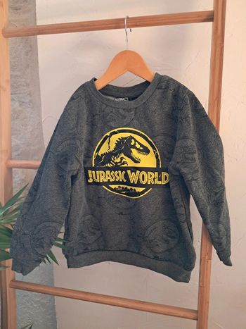 Pull jurassic world 5/6 ans 116cm très bon état