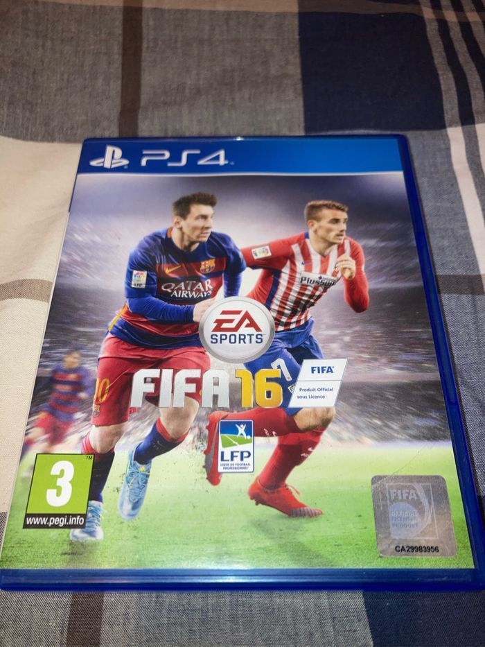PS4 FIFA16, avec boîte. Tres bon état
