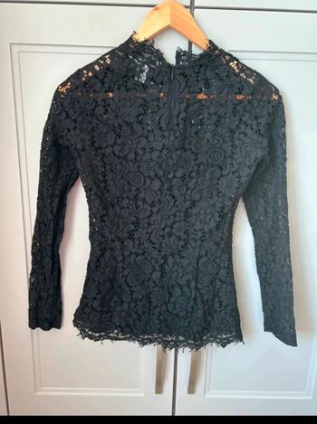 Haut blouse noir chic dentelle